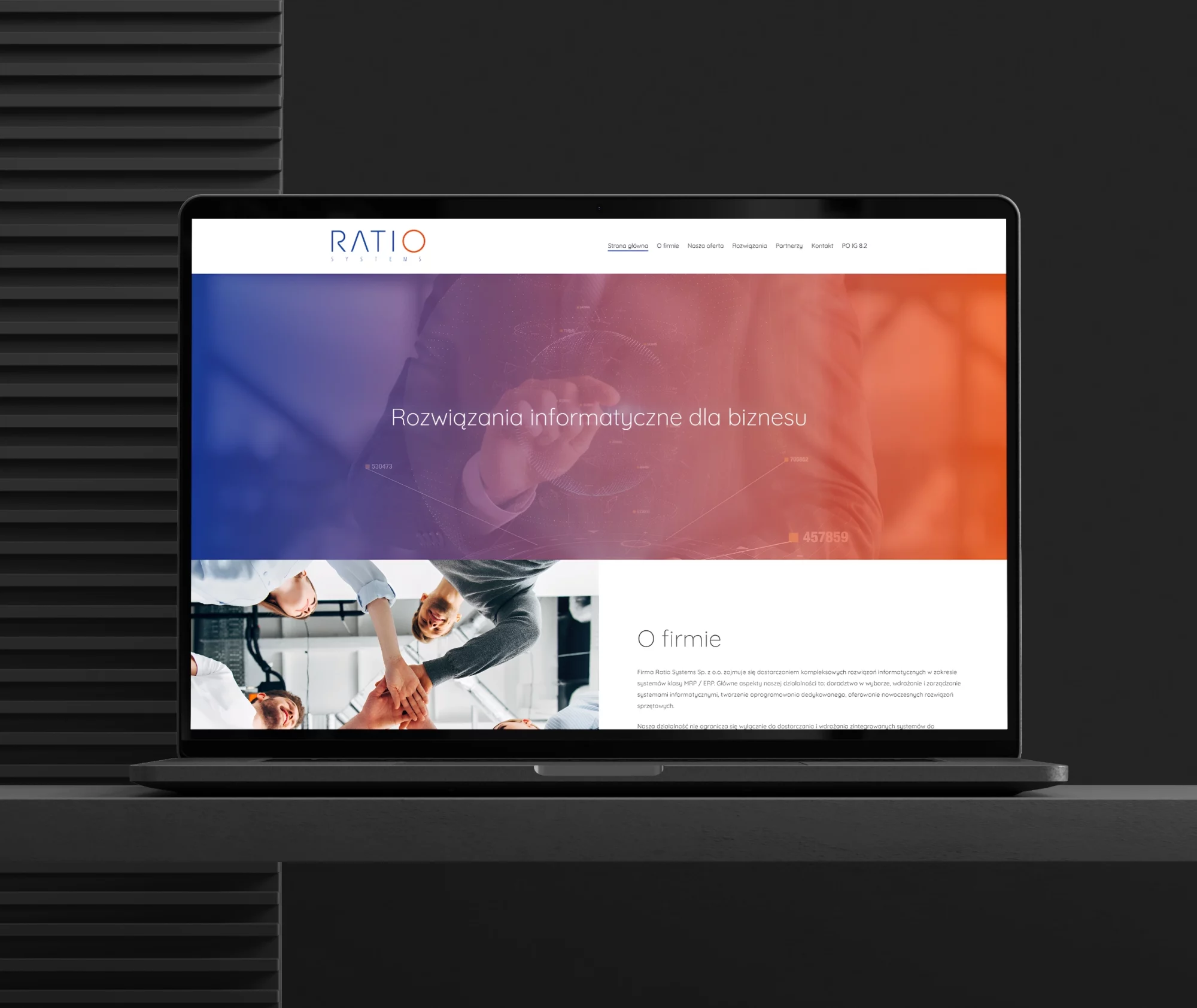 Projekt strony internetowej Ratio Systems – wizualizacja strony głównej z hasłem „Rozwiązania informatyczne dla biznesu” na ekranie laptopa