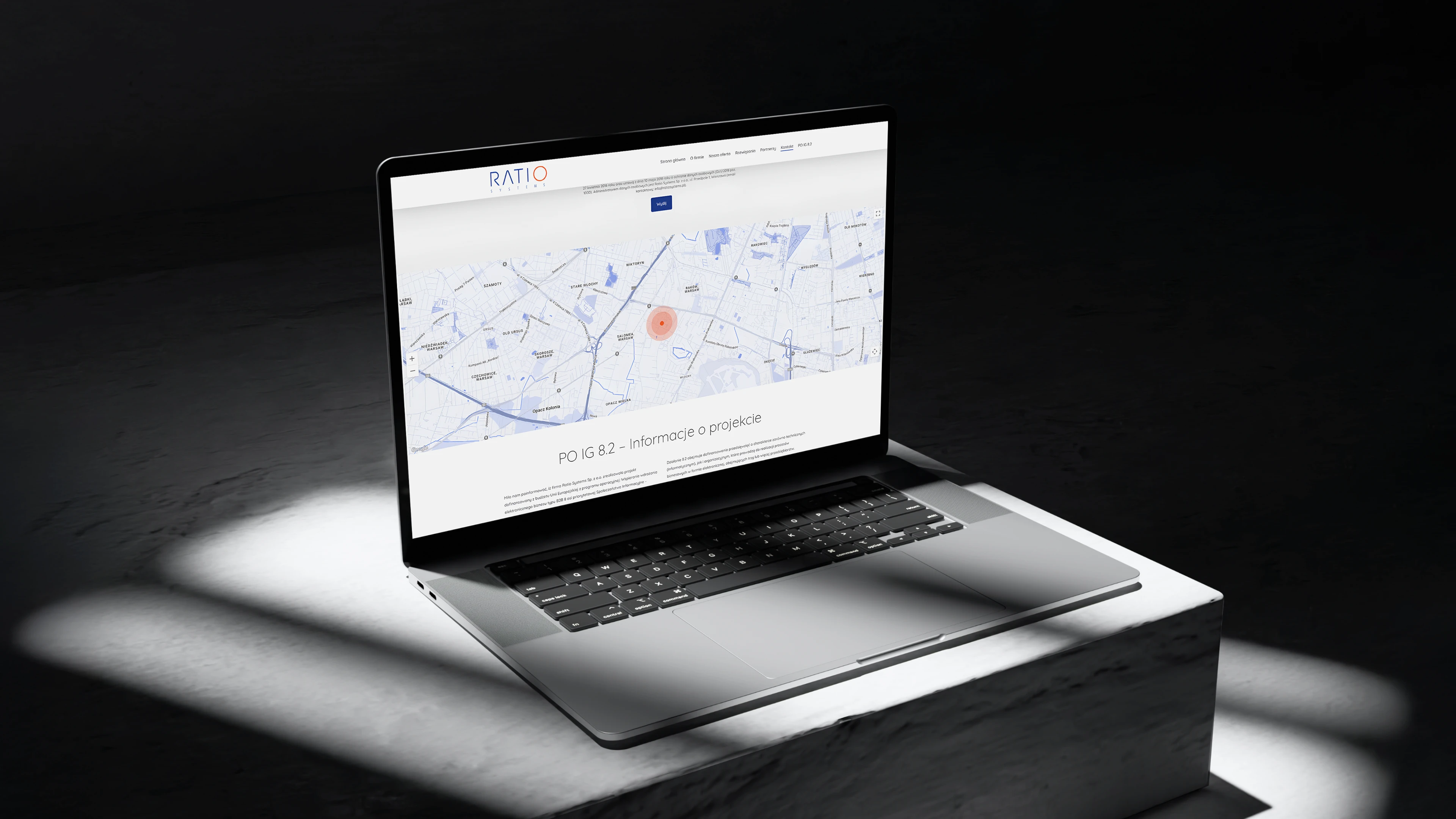 Projekt strony internetowej Ratio Systems – wizualizacja sekcji informacyjnej z mapą w nowoczesnym mockupie laptopa