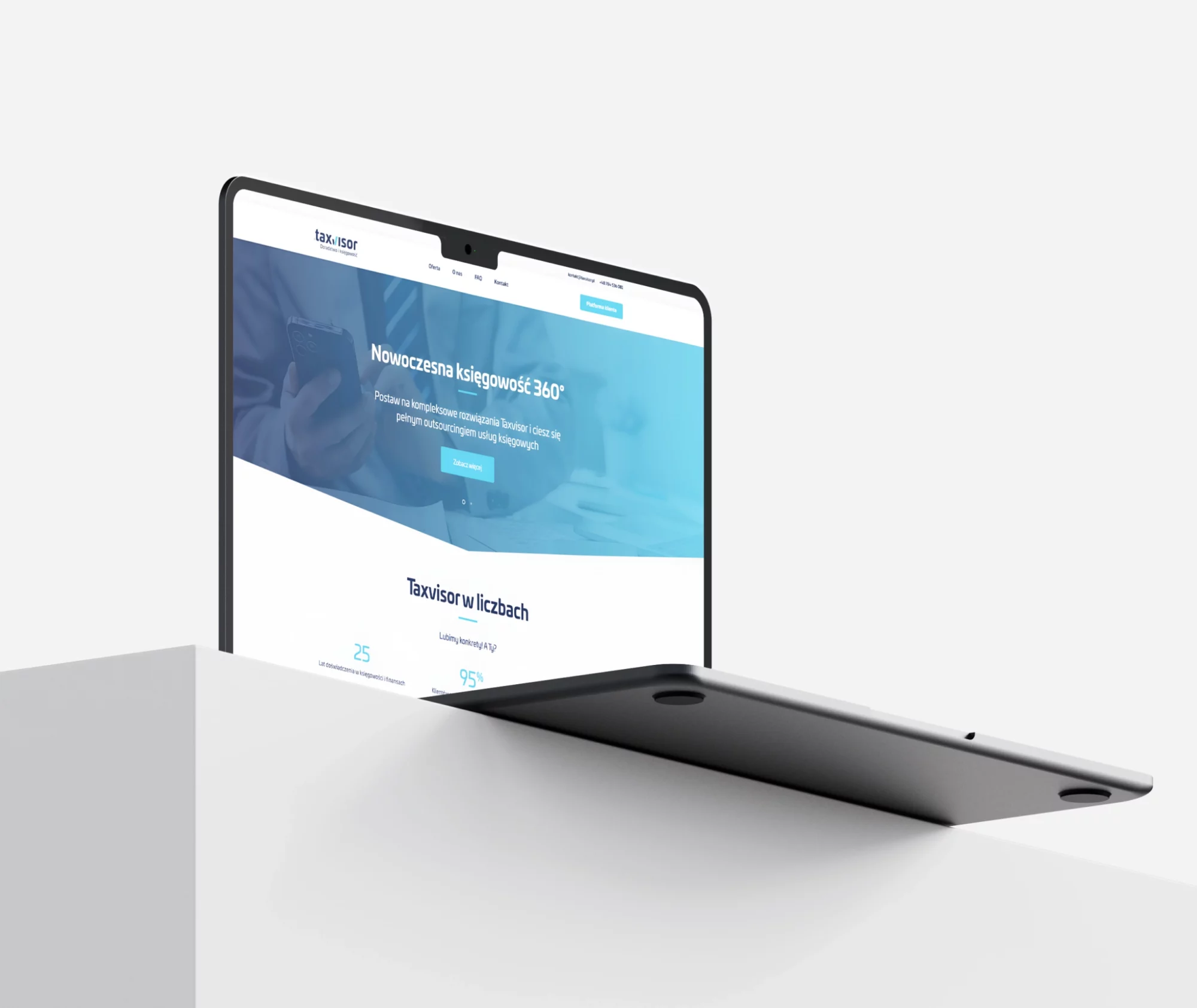Laptop z widokiem strony głównej Taxvisor z hasłem „Nowoczesna księgowość 360°” na białym tle.