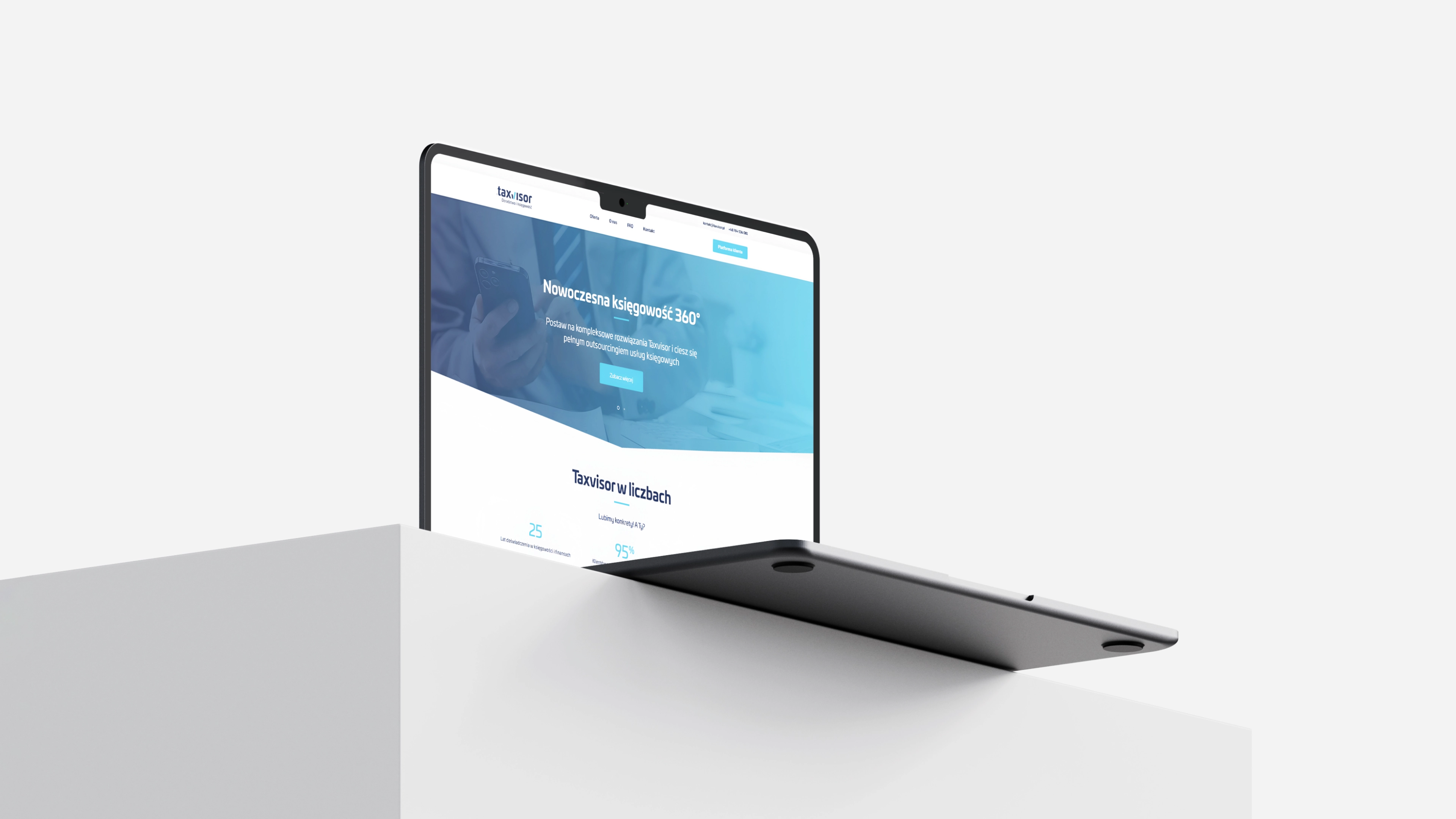 Laptop z widokiem strony głównej Taxvisor z hasłem „Nowoczesna księgowość 360°” na białym tle.