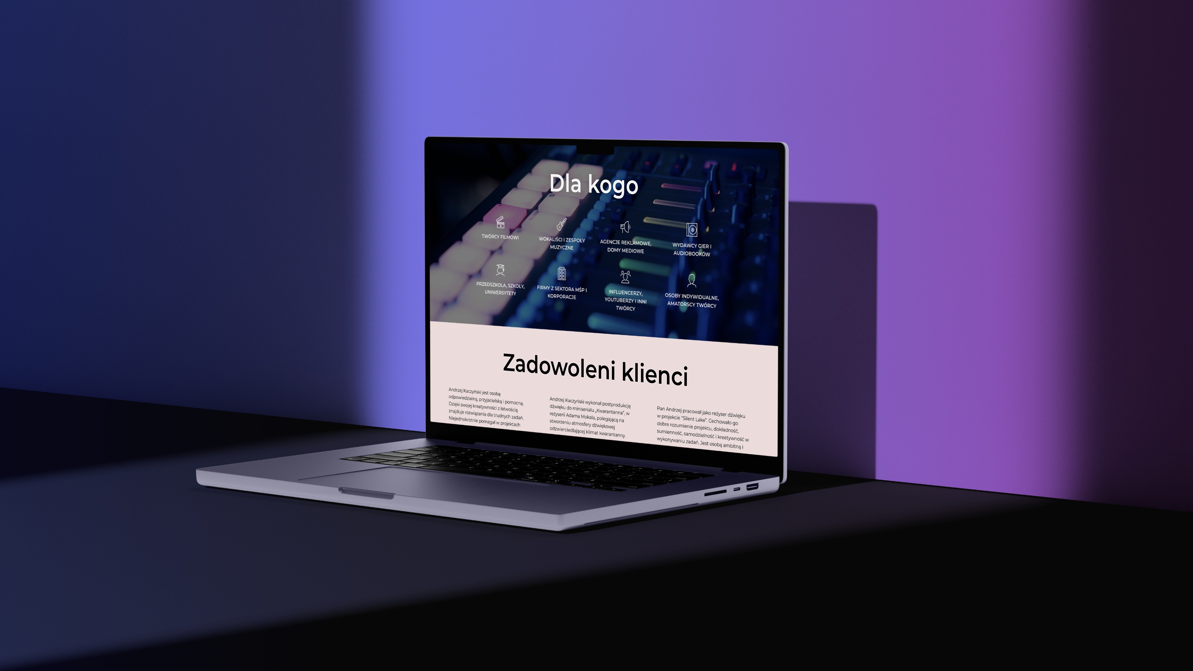 Widok strony internetowej studia nagrań Mixownia wyświetlonej na ekranie laptopa w fioletowym oświetleniu