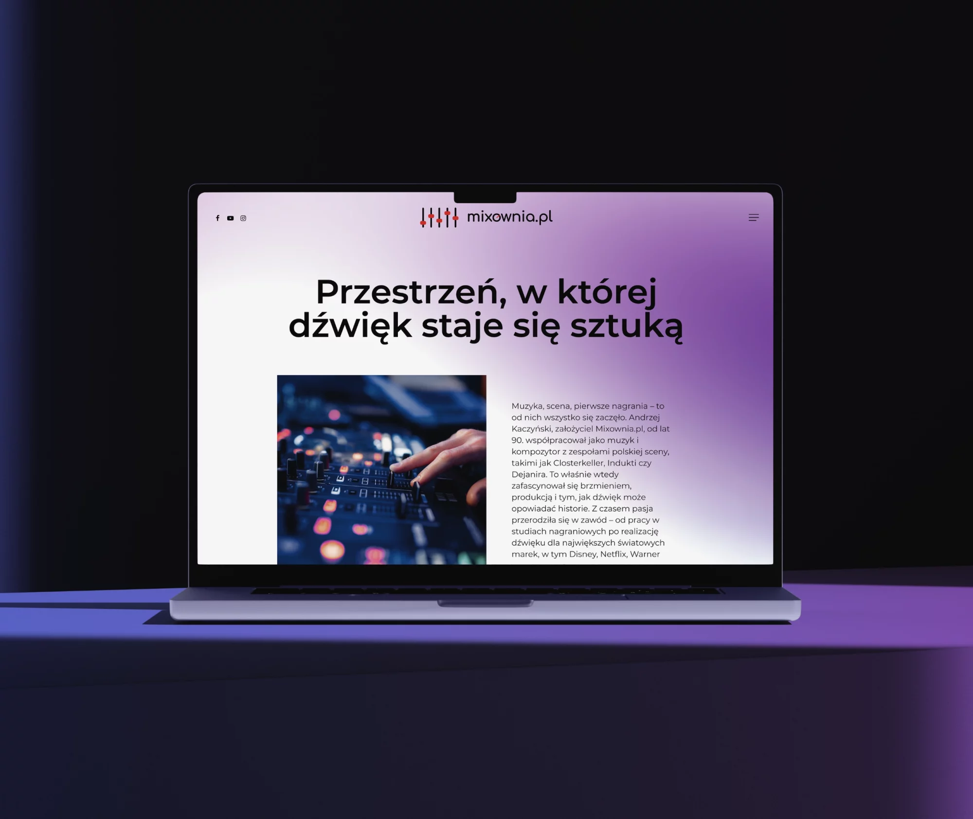 Laptop z wyświetloną stroną Mixownia.pl z nagłówkiem „Przestrzeń, w której dźwięk staje się sztuką”.