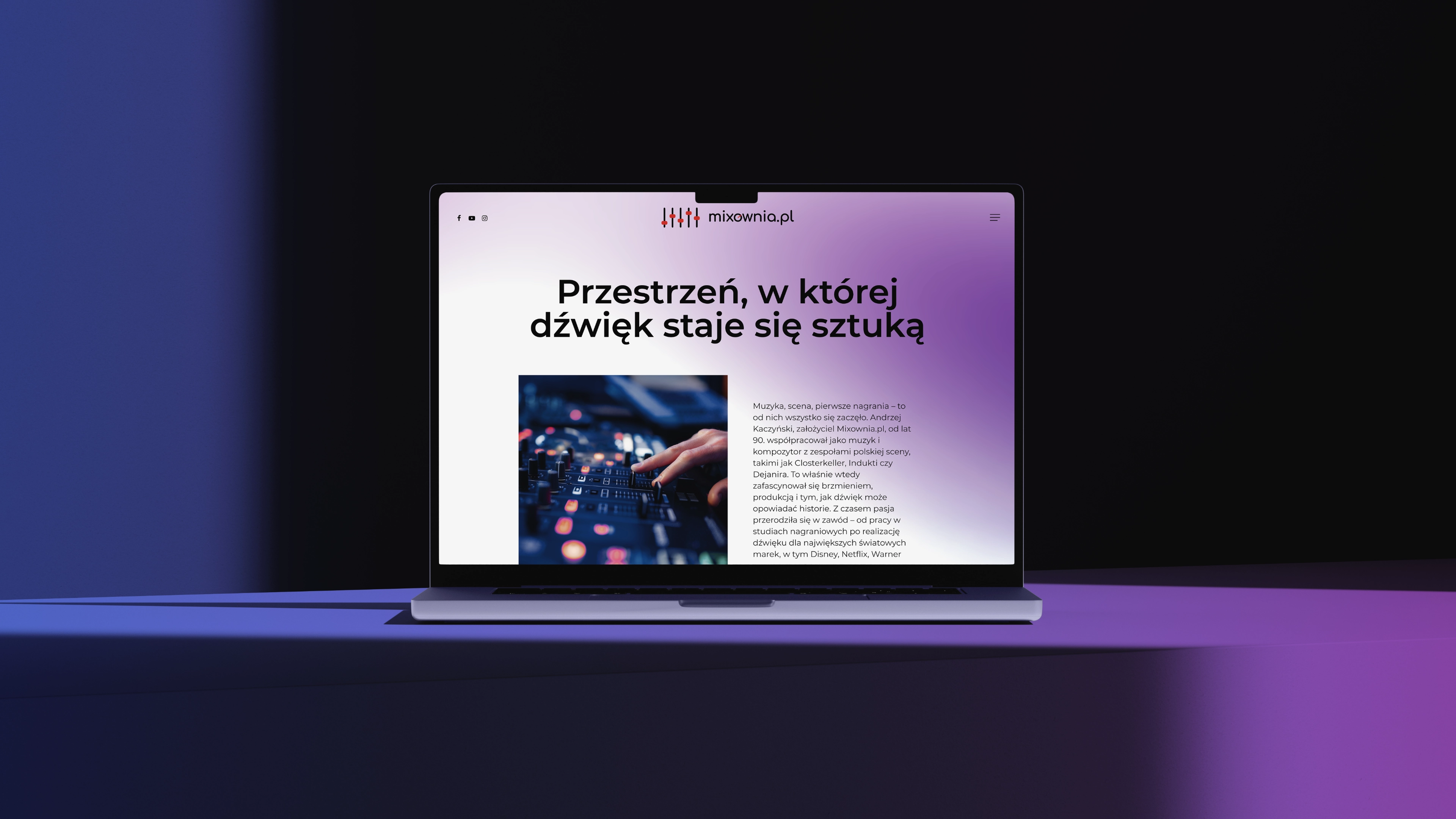 Laptop z wyświetloną stroną Mixownia.pl z nagłówkiem „Przestrzeń, w której dźwięk staje się sztuką”.