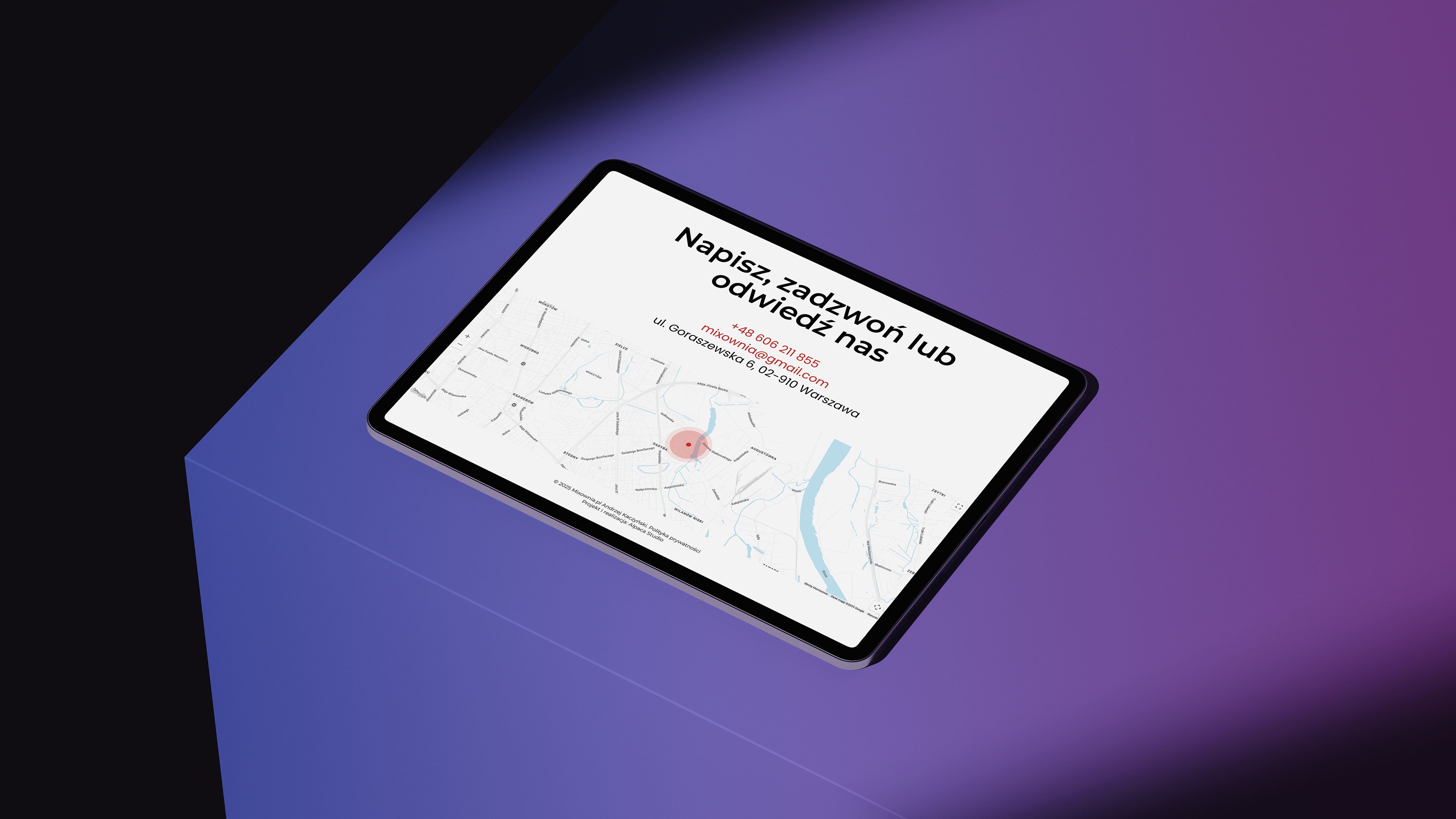 Tablet z widokiem strony internetowej Mixownia z mapą kontaktową i danymi adresowymi na fioletowym tle