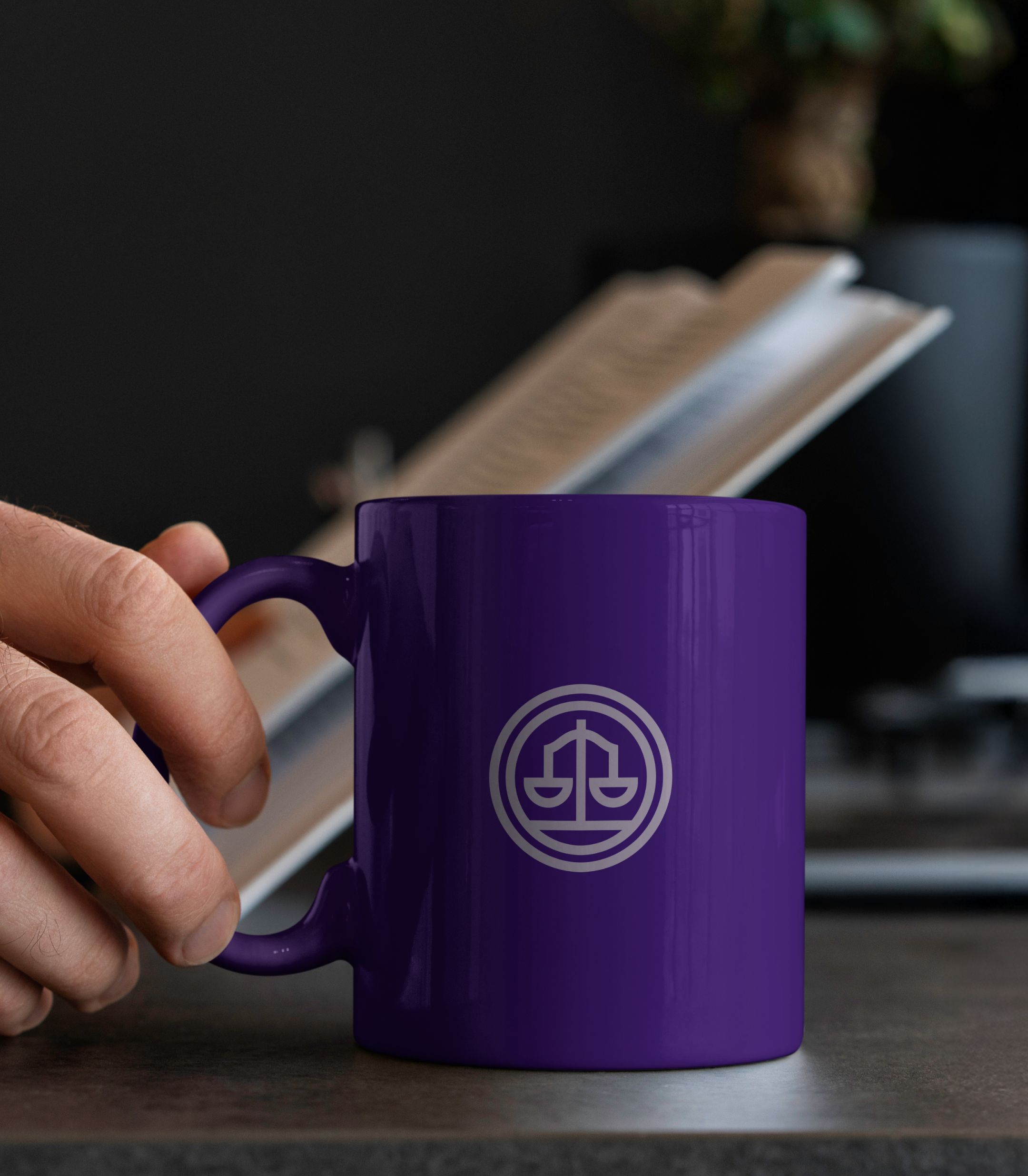 Kubek firmowy Legalizator w kolorze fioletowym z minimalistycznym znakiem graficznym na froncie