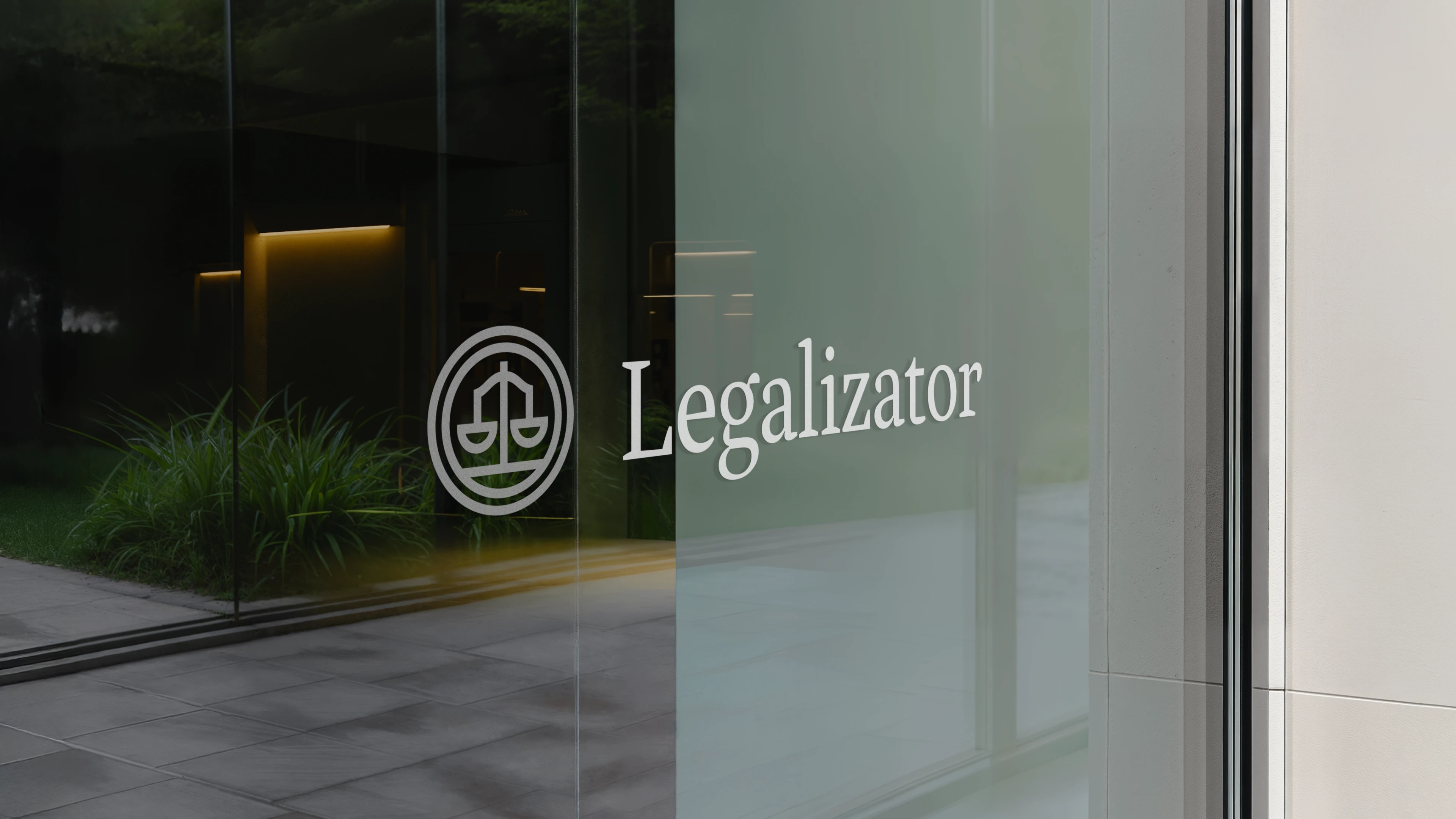 Oznakowanie biura Legalizator z logo aplikowanym na przeszklonej powierzchni.