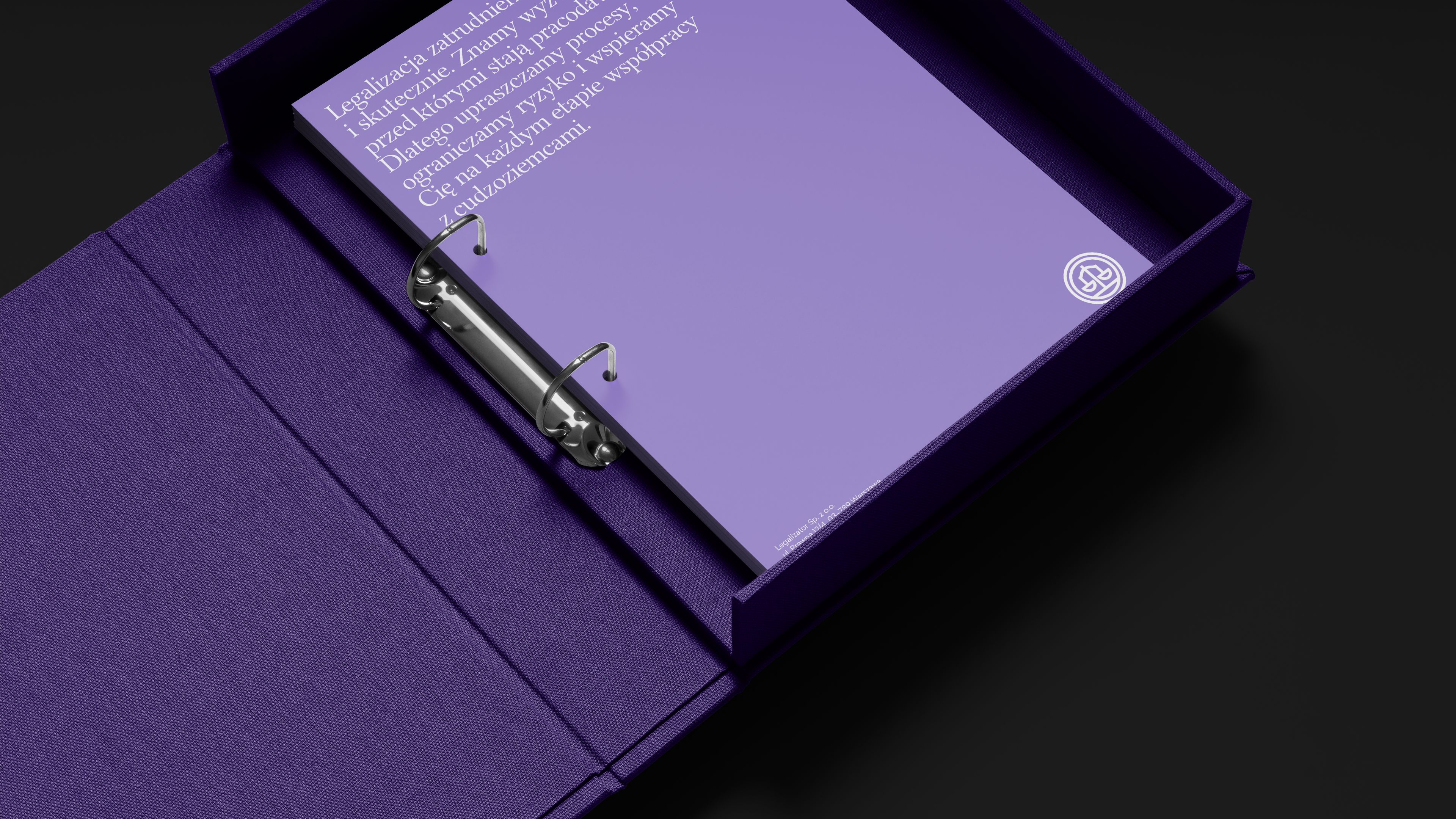 Teczka ofertowa Legalizator z dokumentami i brandingiem kancelarii prawnej.