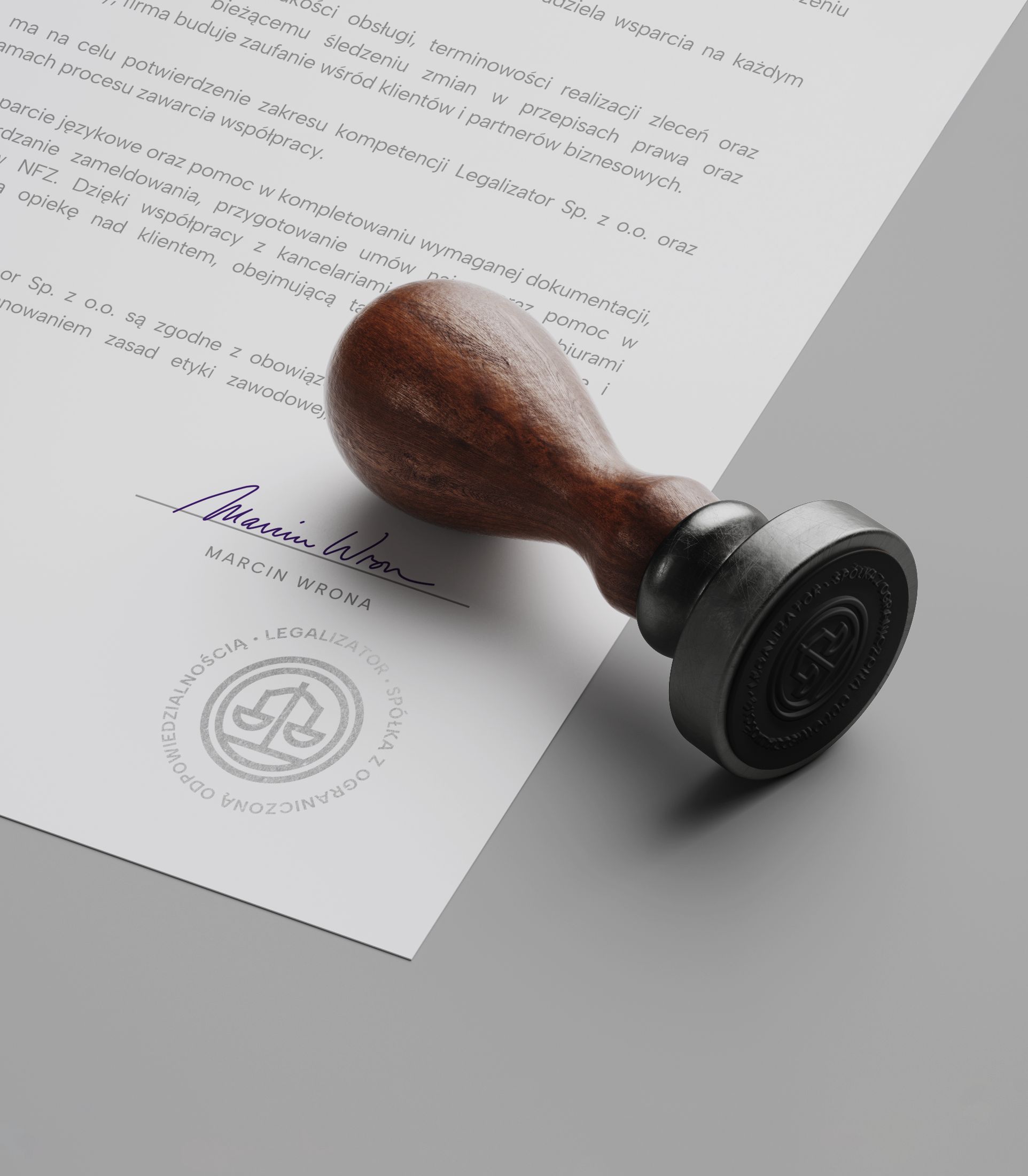 Dokument kancelaryjny z podpisem i pieczęcią Legalizator, ujęcie detalu na jasnym tle.