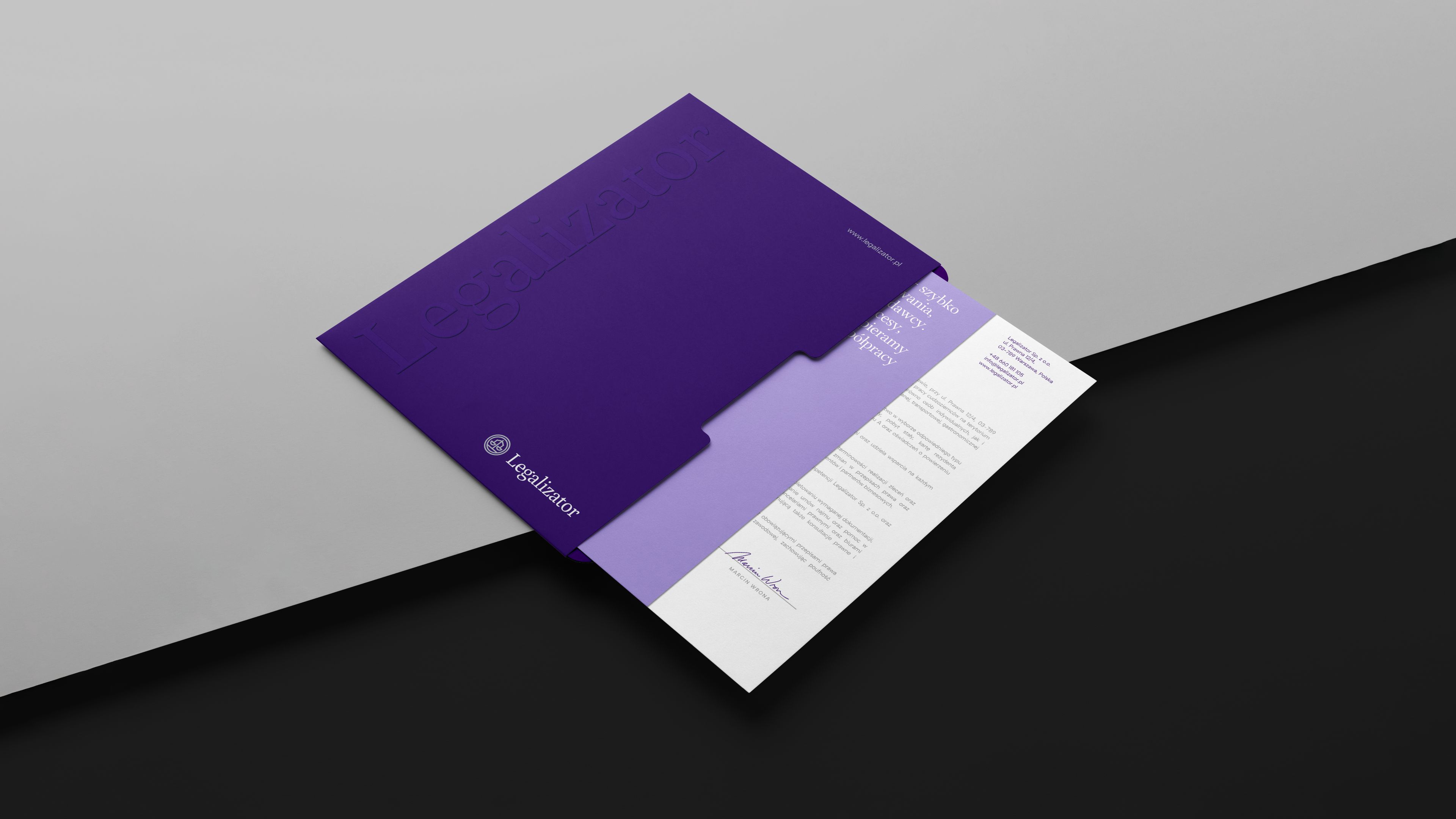 Fioletowa teczka Legalizator z wysuniętym dokumentem, prezentacja materiałów kancelaryjnych.