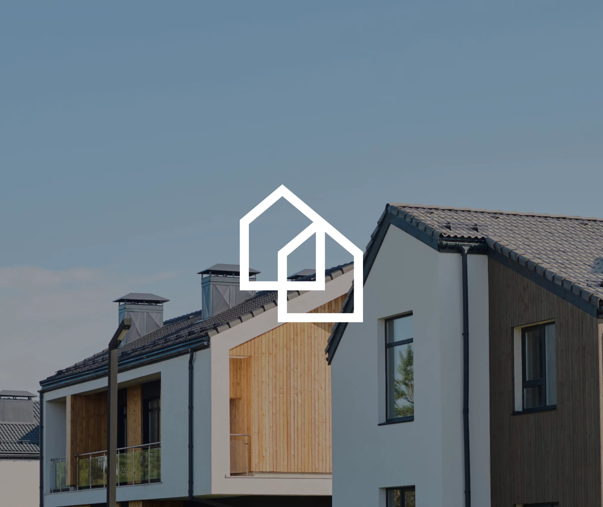 Key visual marki DCI Centre z logo na tle nowoczesnej zabudowy mieszkaniowej.