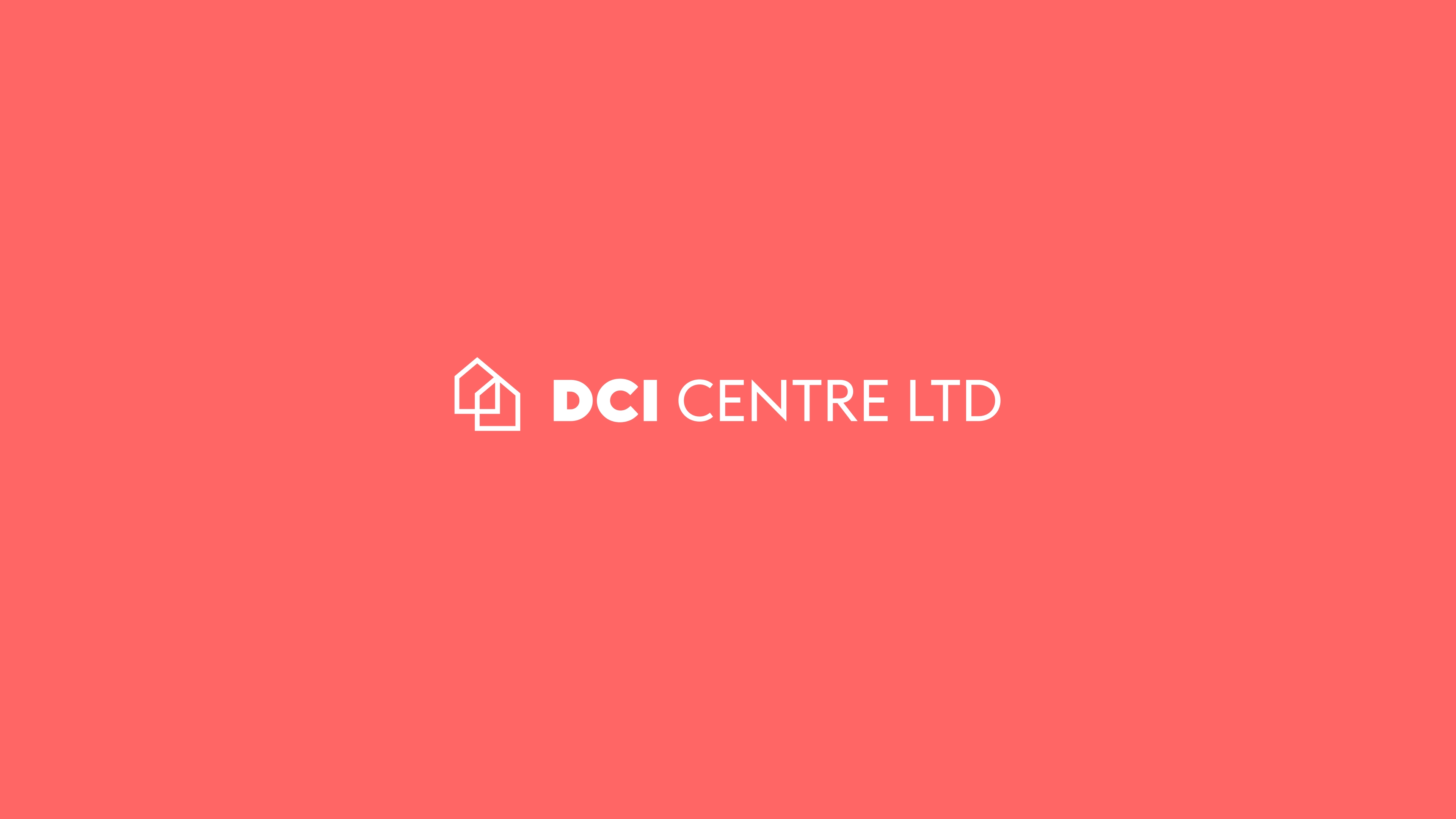 Logo DCI Centre w wersji kolorystycznej na pastelowym czerwonym tle.