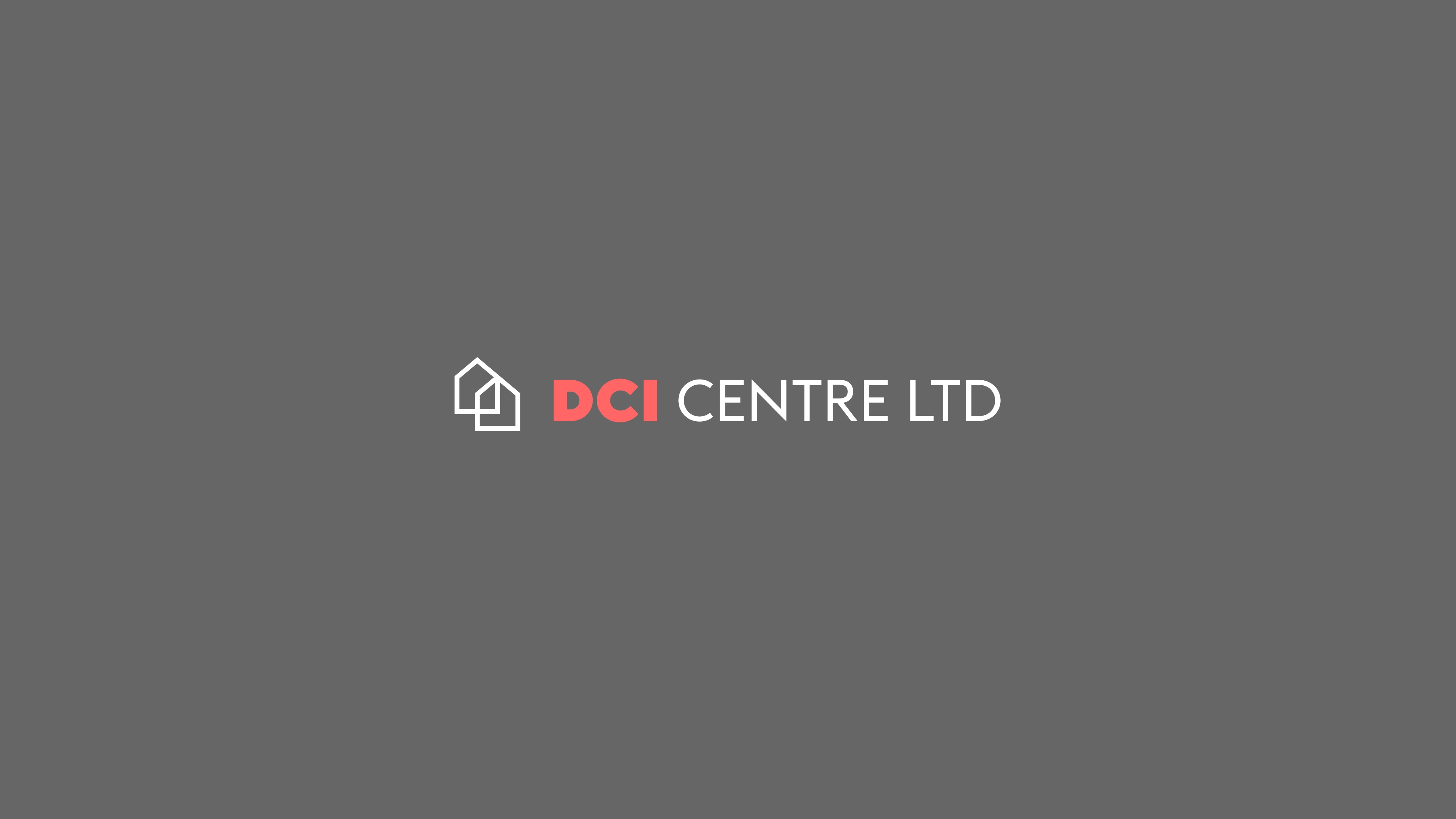 Logo DCI Centre w wariancie kolorystycznym na ciemnym tle, z akcentem pastelowej czerwieni.
