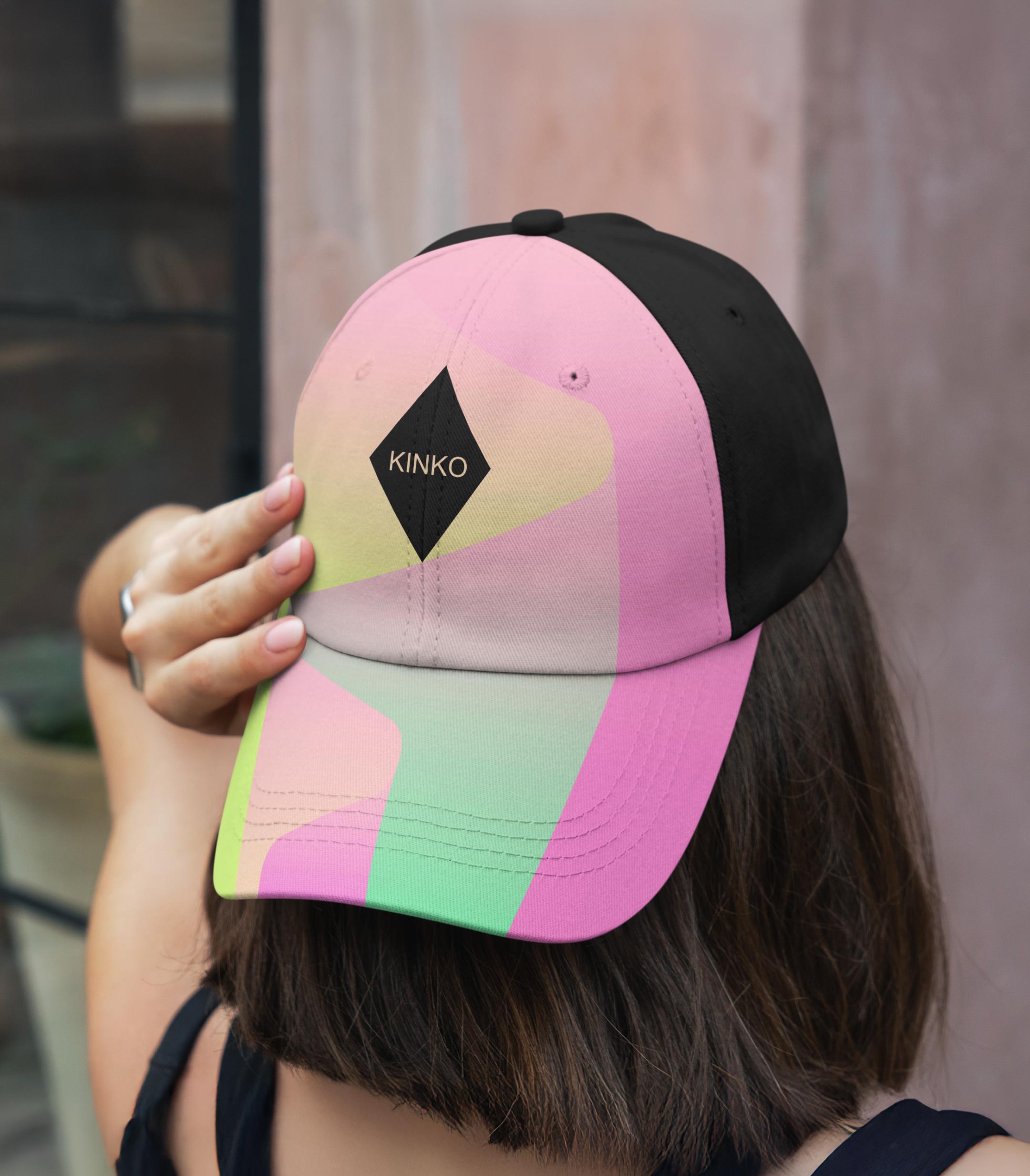 Czapka z daszkiem KINKO Aurora z logo w formie rombu i gradientowym wzorem marki.