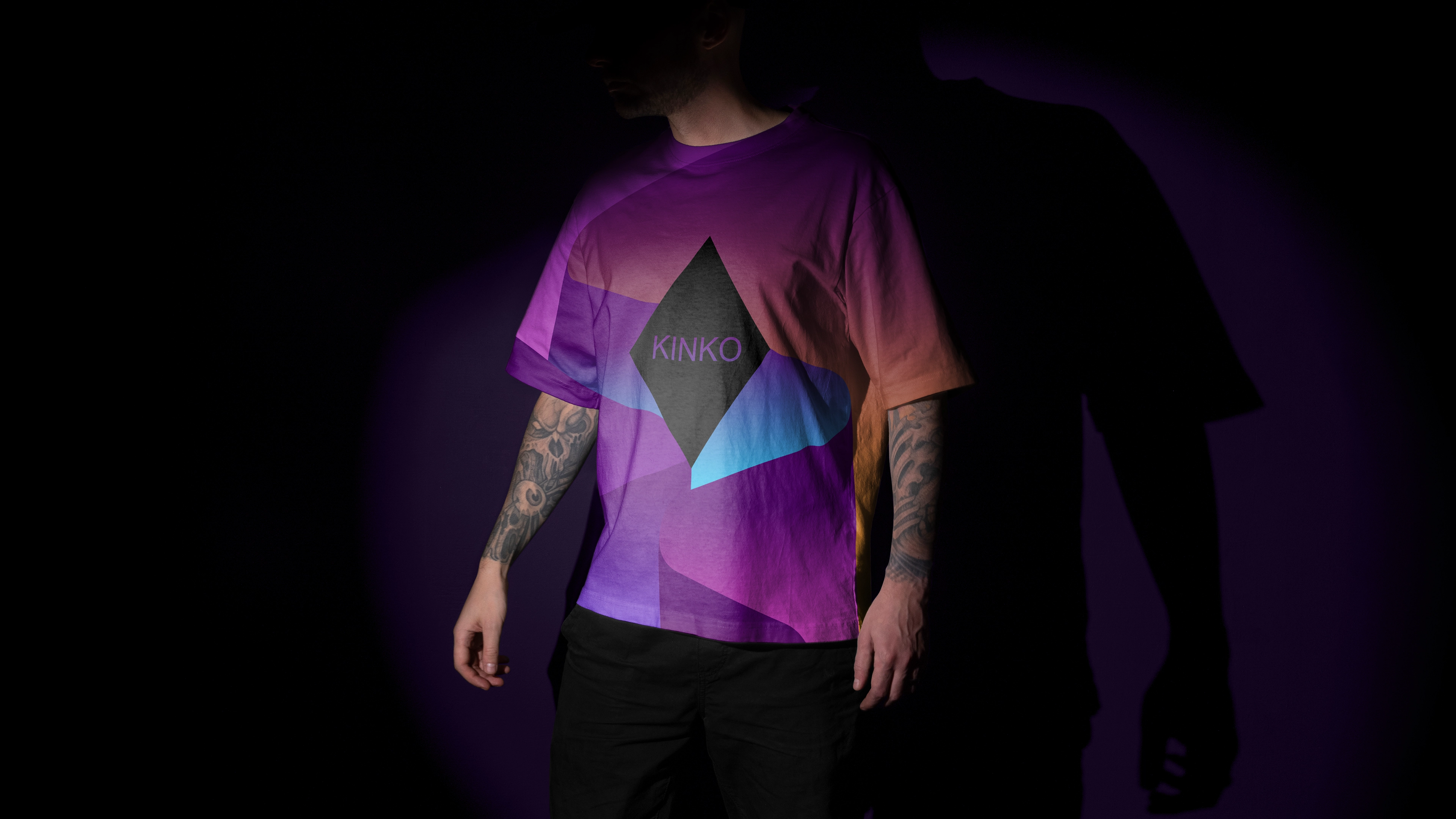 Koszulka KINKO Aurora z dużym logo i gradientowym motywem brandingu.