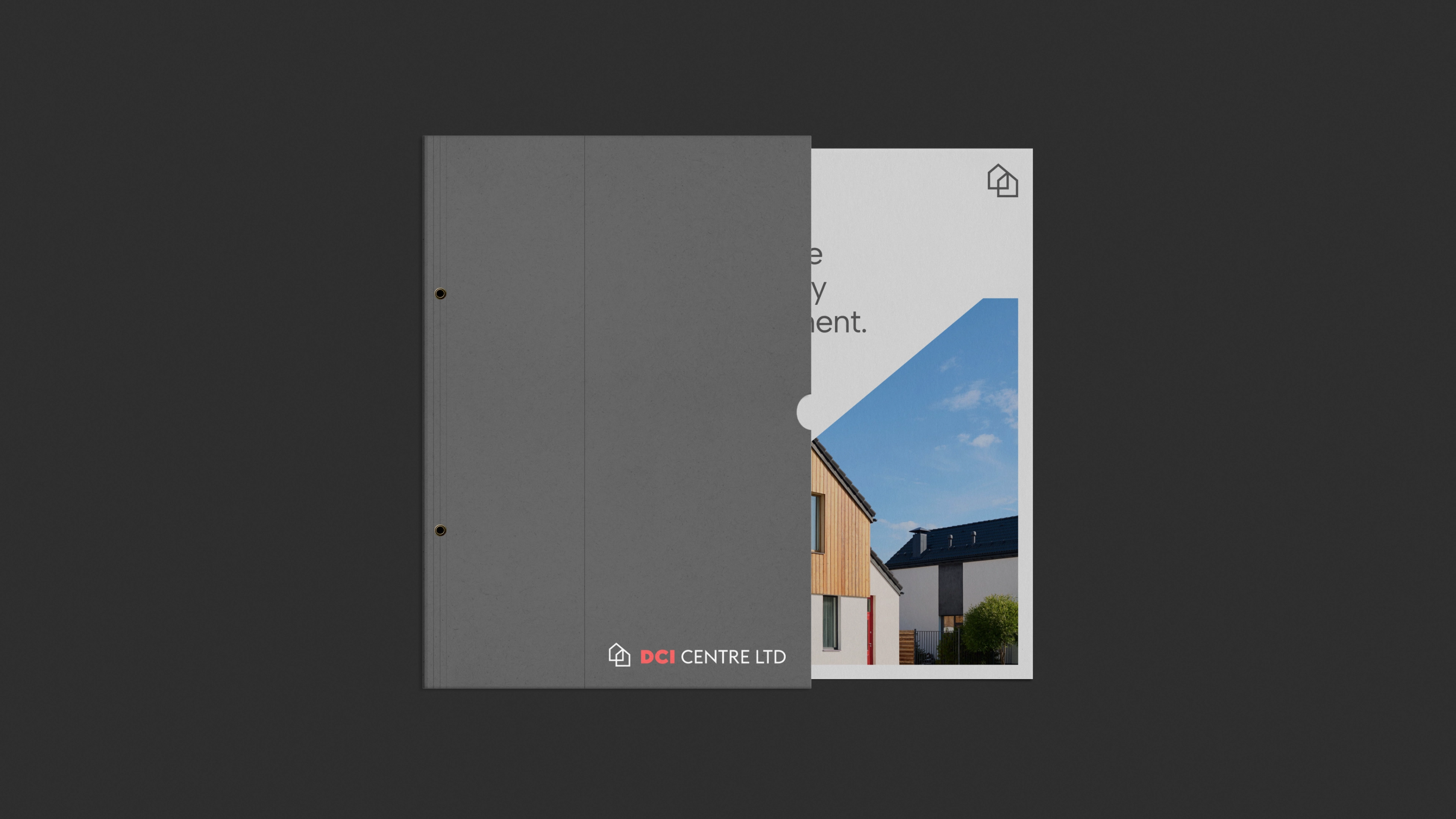 Teczka ofertowa DCI Centre w kolorze grafitowym z logo marki oraz wkładką prezentującą materiały informacyjne firmy.