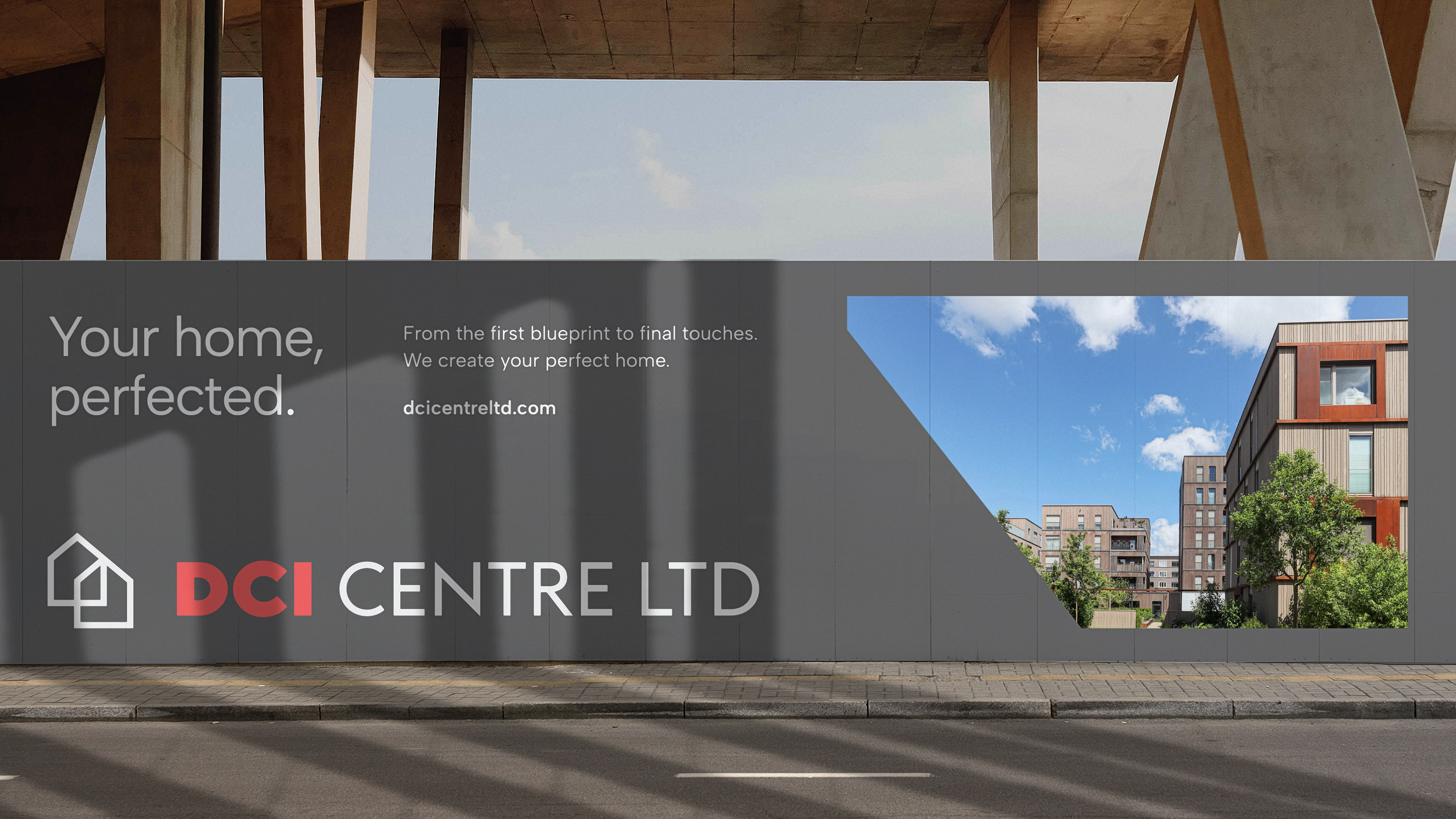 Wielkoformatowa reklama DCI Centre z logo, hasłem marki oraz wizualizacją nowoczesnej zabudowy mieszkaniowej.
