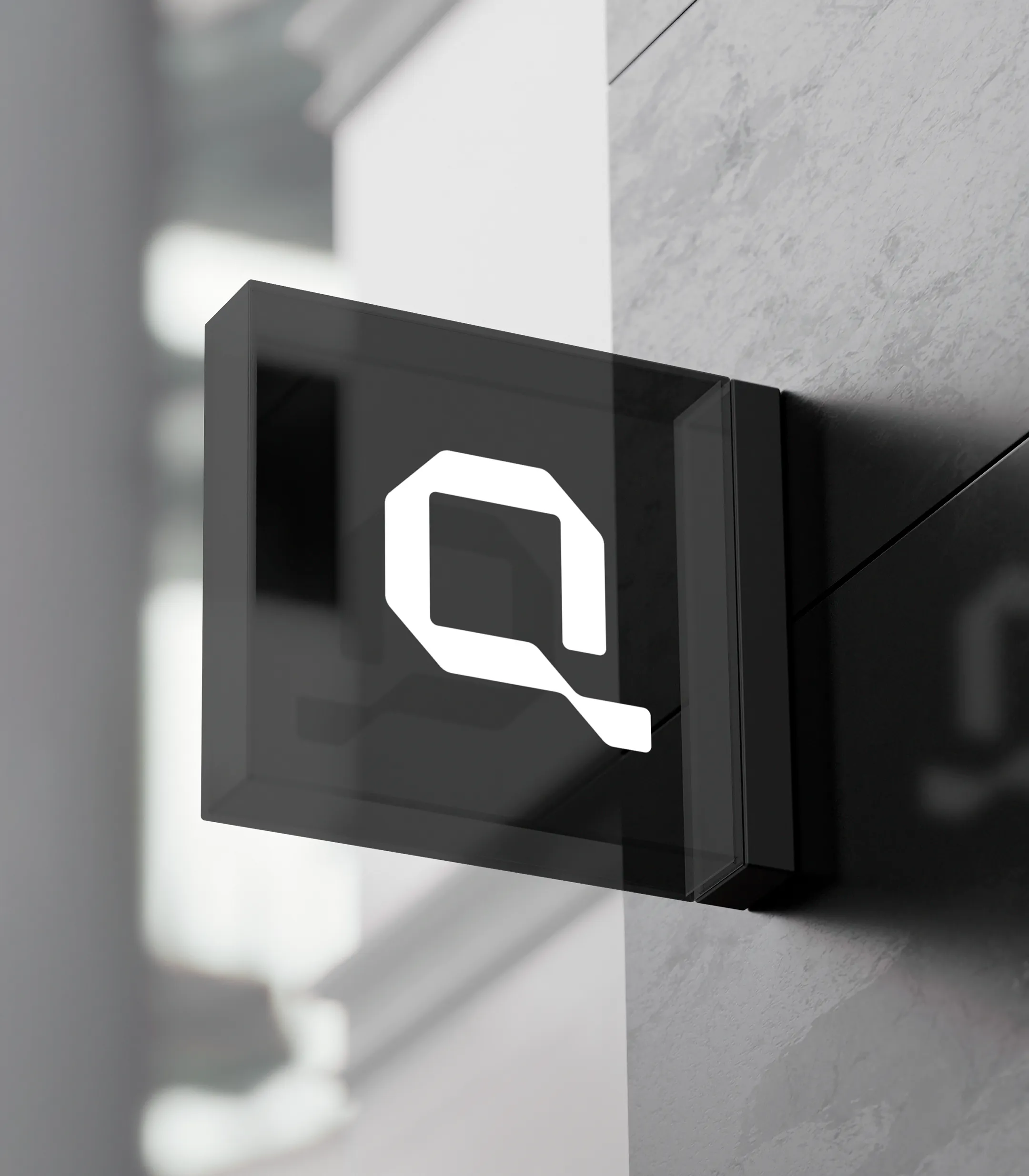 Szyld z logo Quiet Solution na elewacji budynku w eleganckiej, minimalistycznej formie.