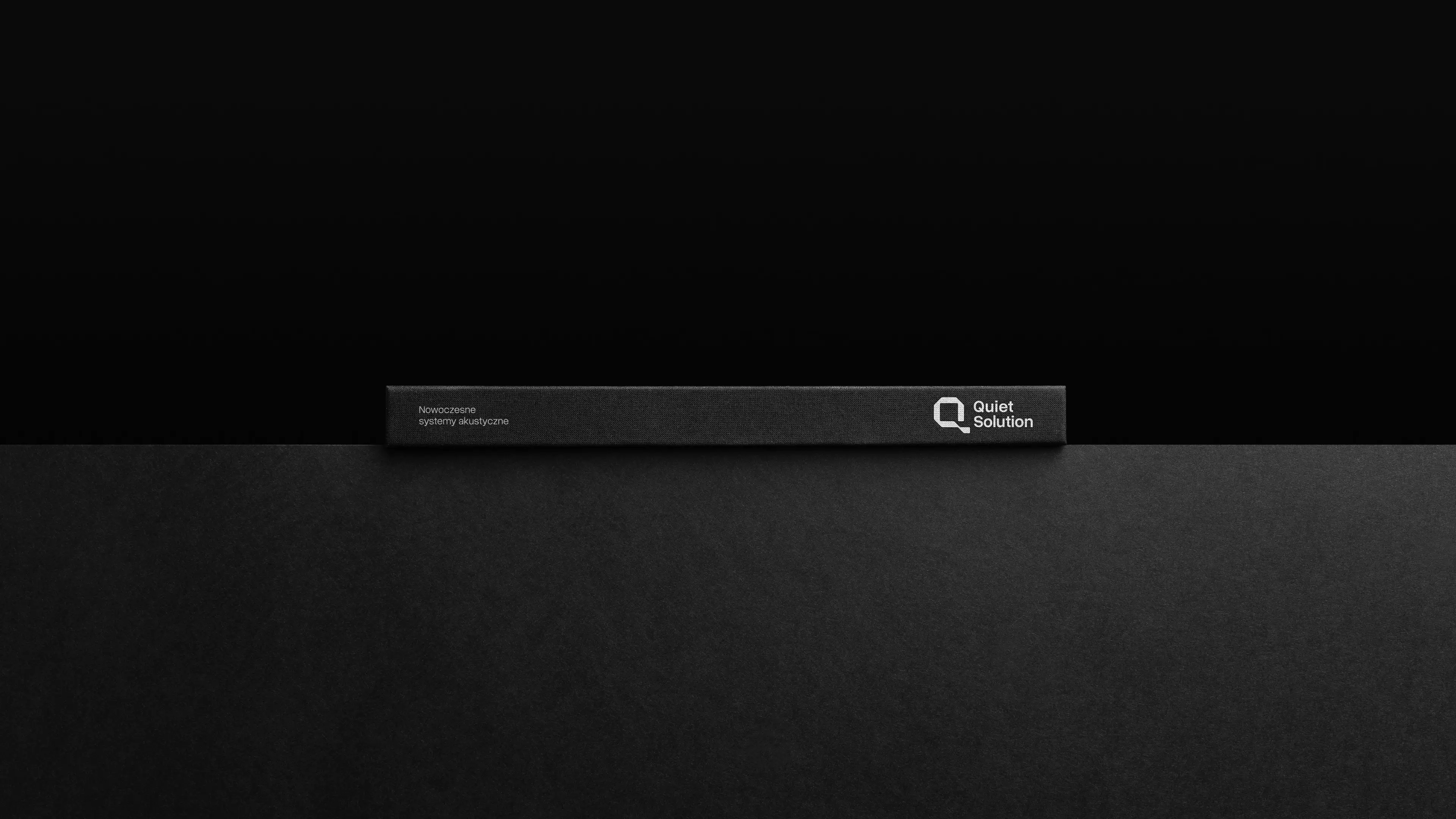 Grzbiet katalogu Quiet Solution w ciemnej kolorystyce z subtelnym oznaczeniem marki.