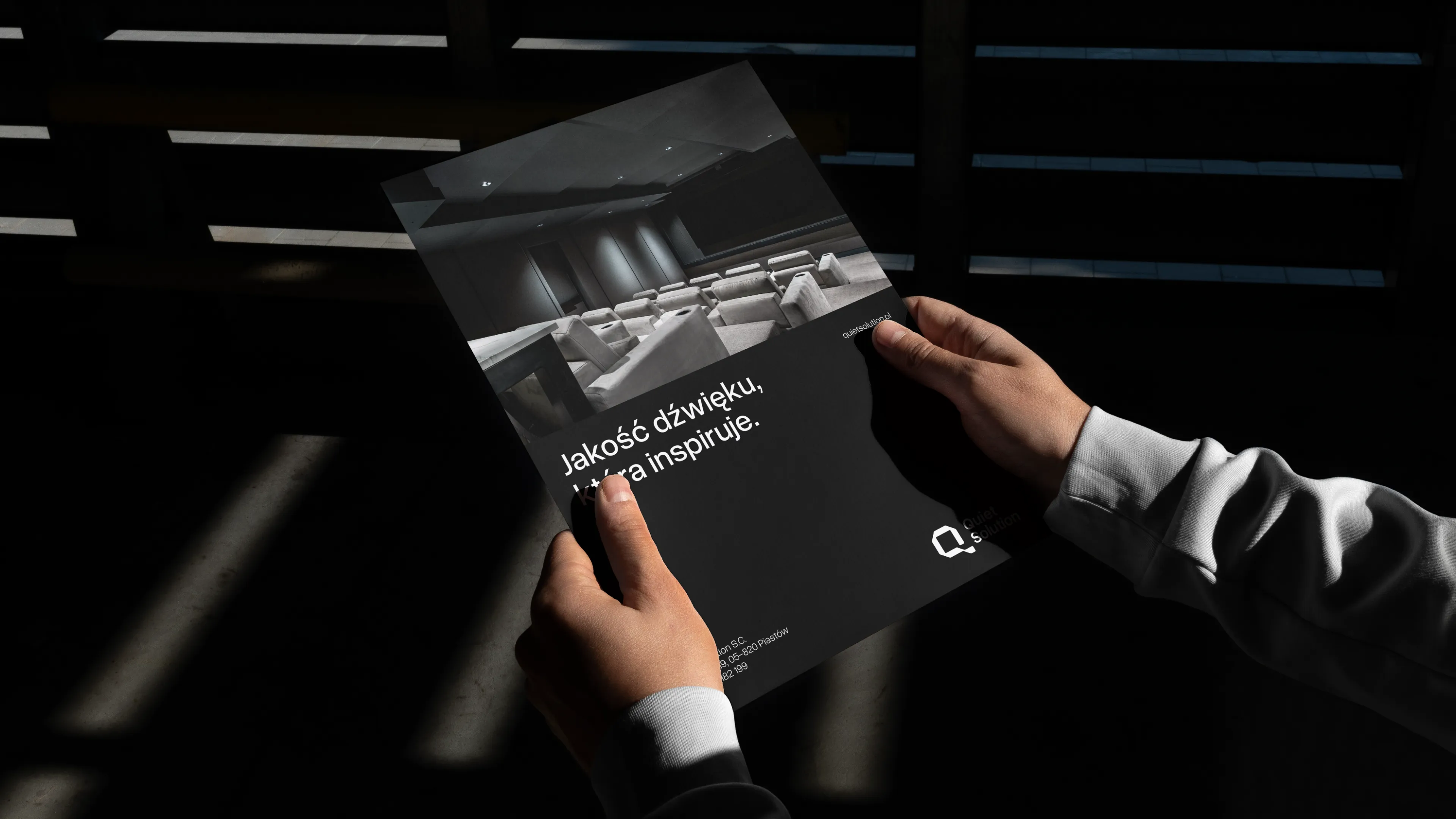 Folder reklamowy Quiet Solution prezentujący systemy akustyczne w nowoczesnej aranżacji wnętrza.
