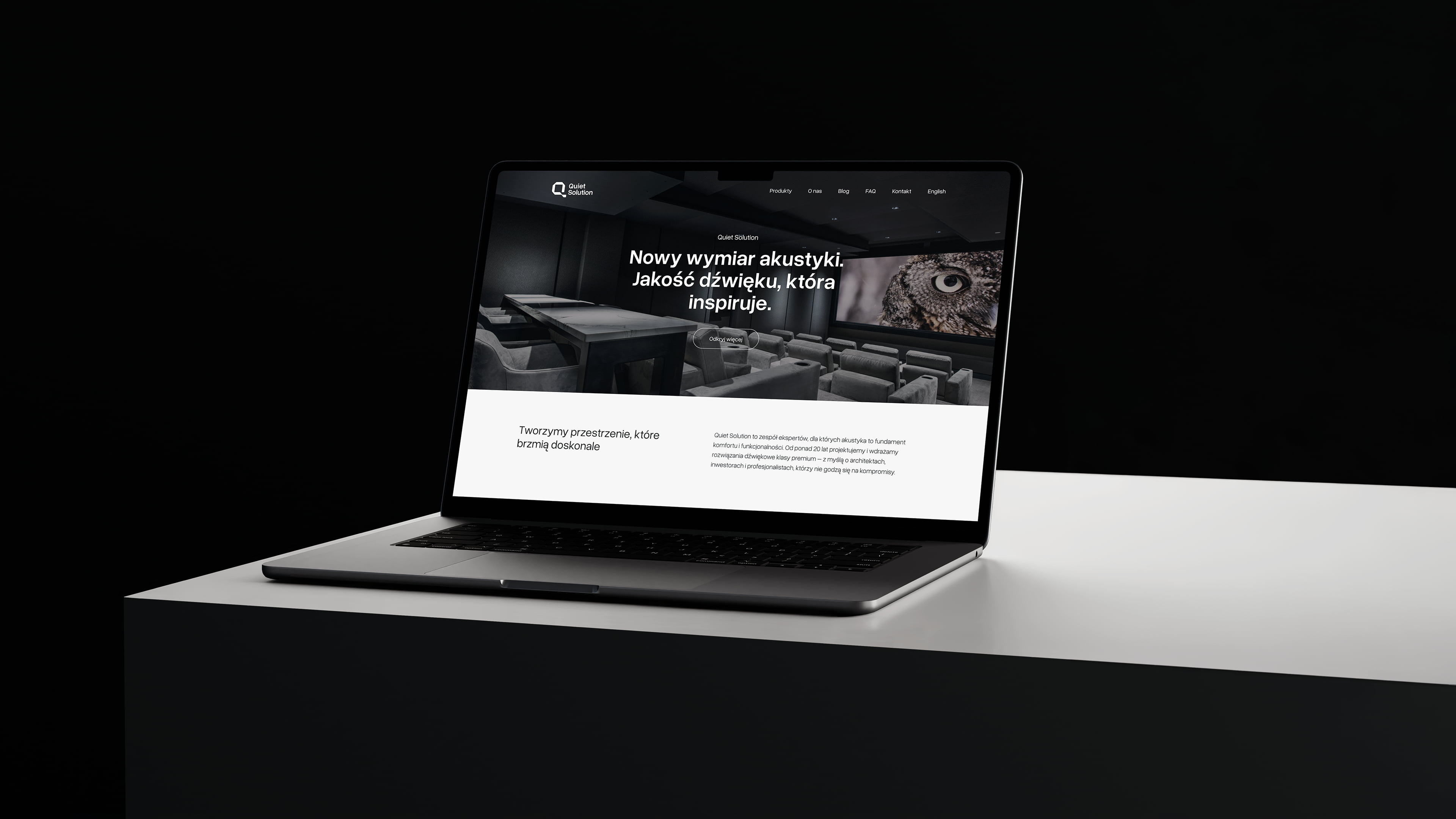Strona internetowa Quiet Solution wyświetlana na laptopie z prezentacją oferty i systemów akustycznych.
