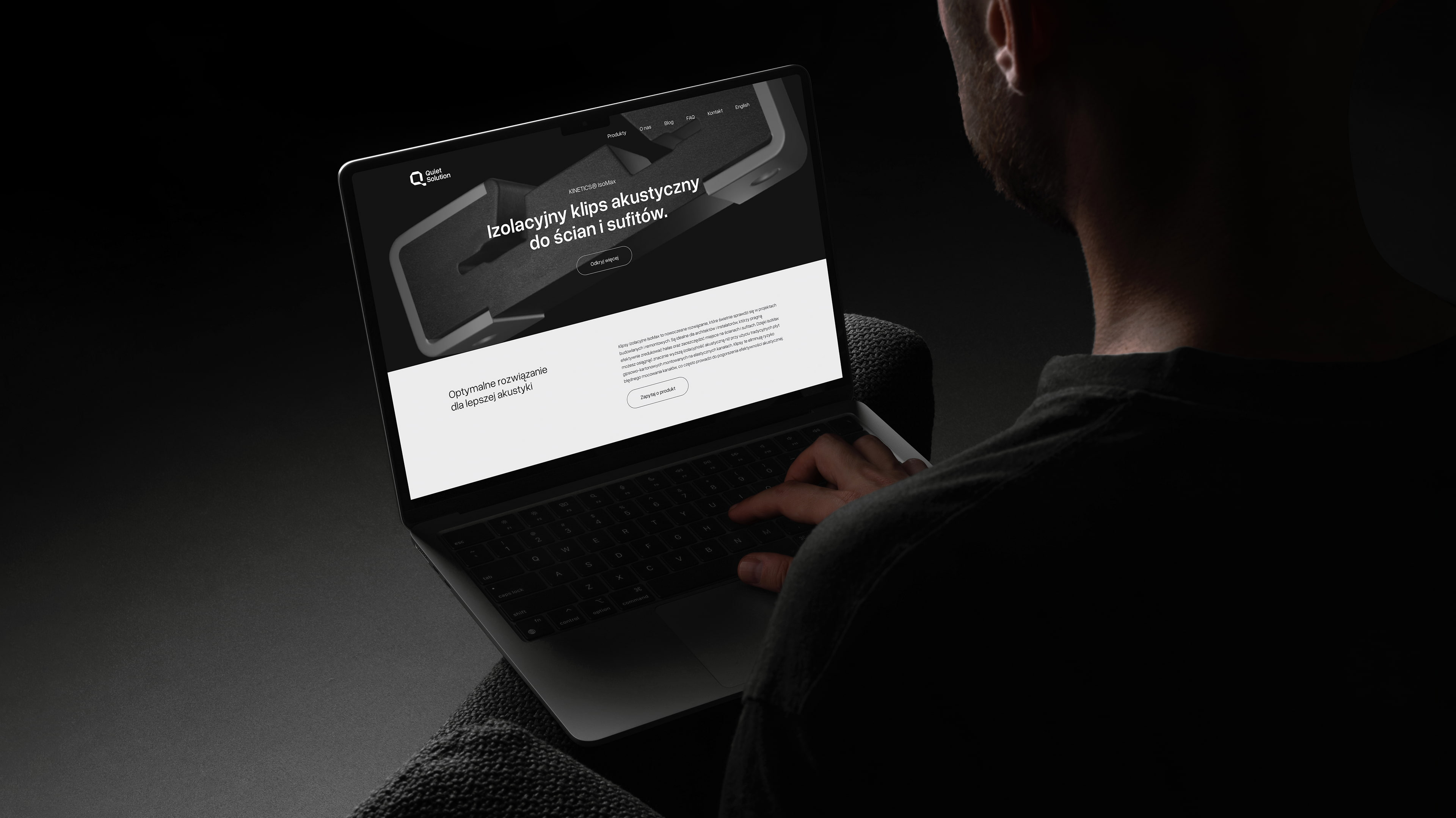 Użytkownik korzystający ze strony Quiet Solution na laptopie w ciemnym otoczeniu.