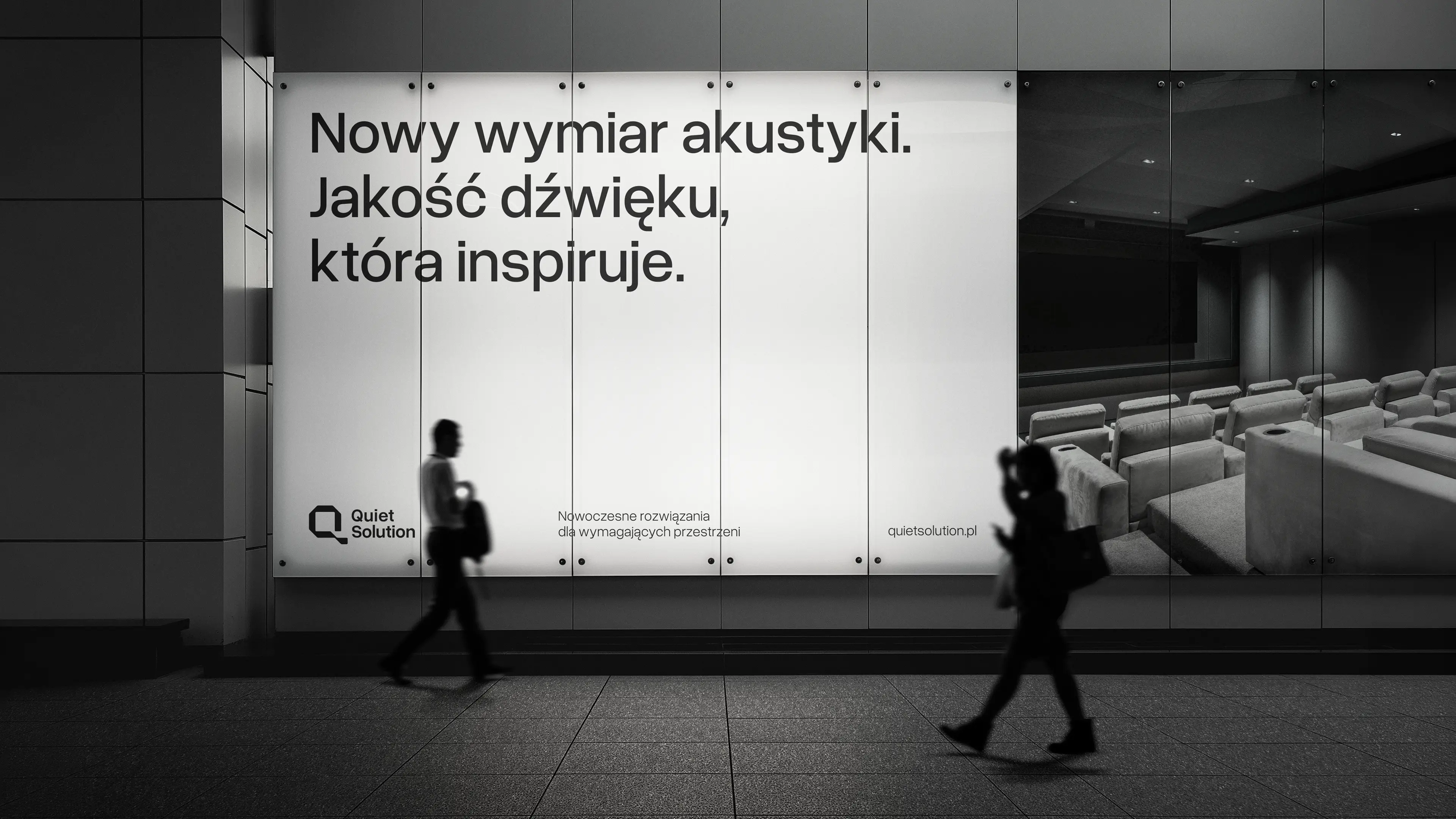 Reklama outdoor Quiet Solution z hasłem o jakości dźwięku w przestrzeni publicznej.