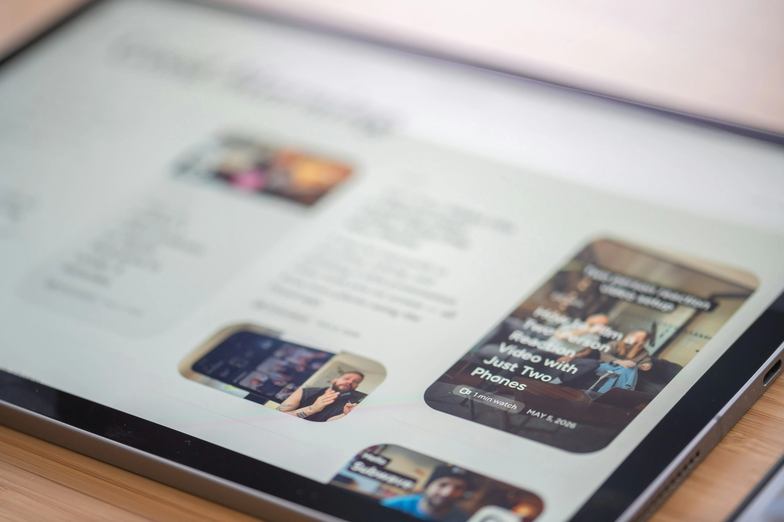 Treści cyfrowe wyświetlane na tablecie symbolizujące content marketing
