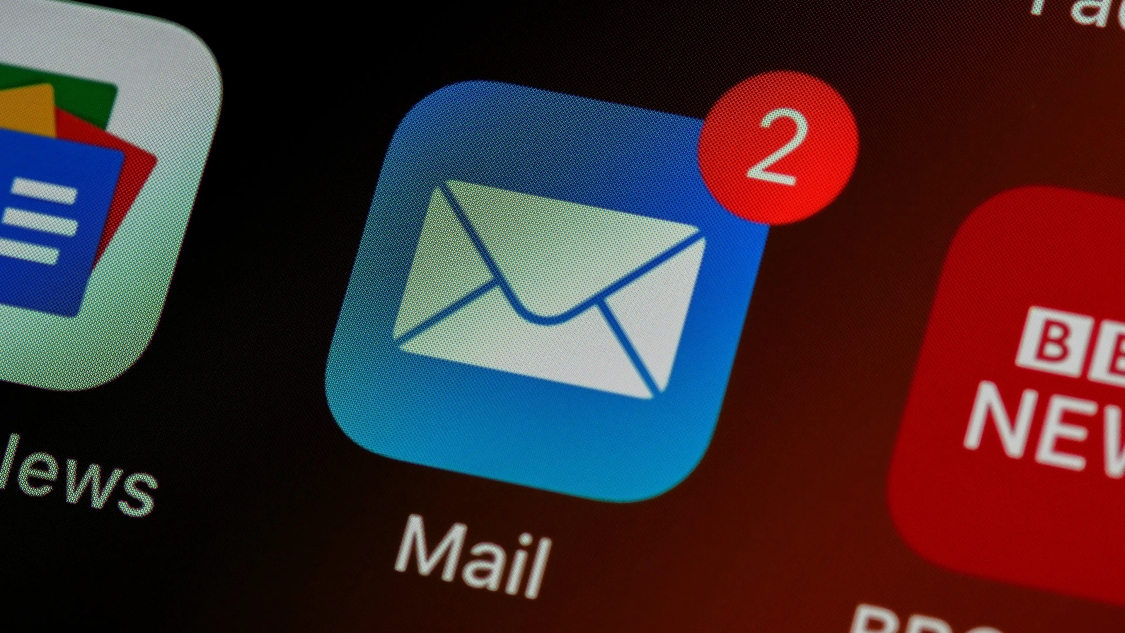 Ikona wiadomości e-mail na ekranie smartfona symbolizująca e-mail i SMS marketing