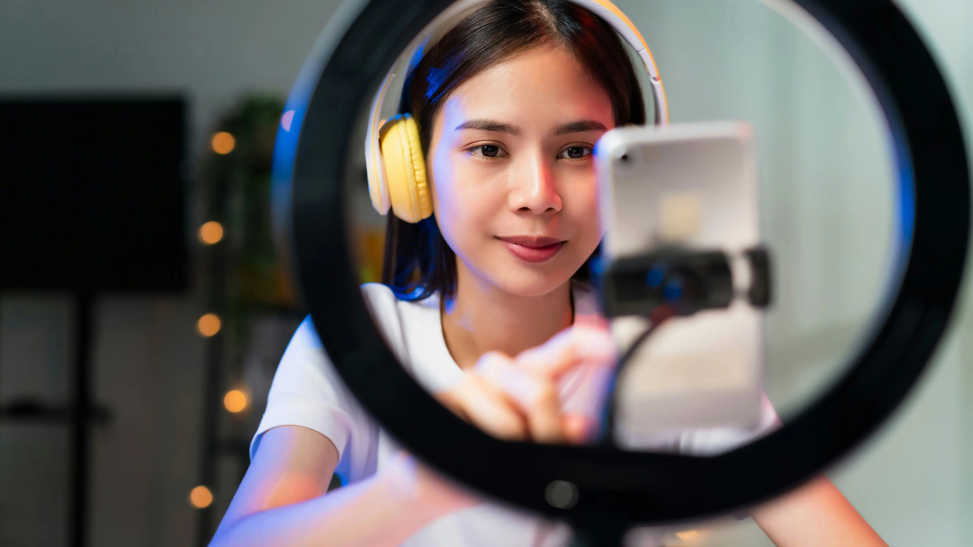 Nagrywanie materiału wideo smartfonem symbolizujące influencer marketing i promocję w social media.