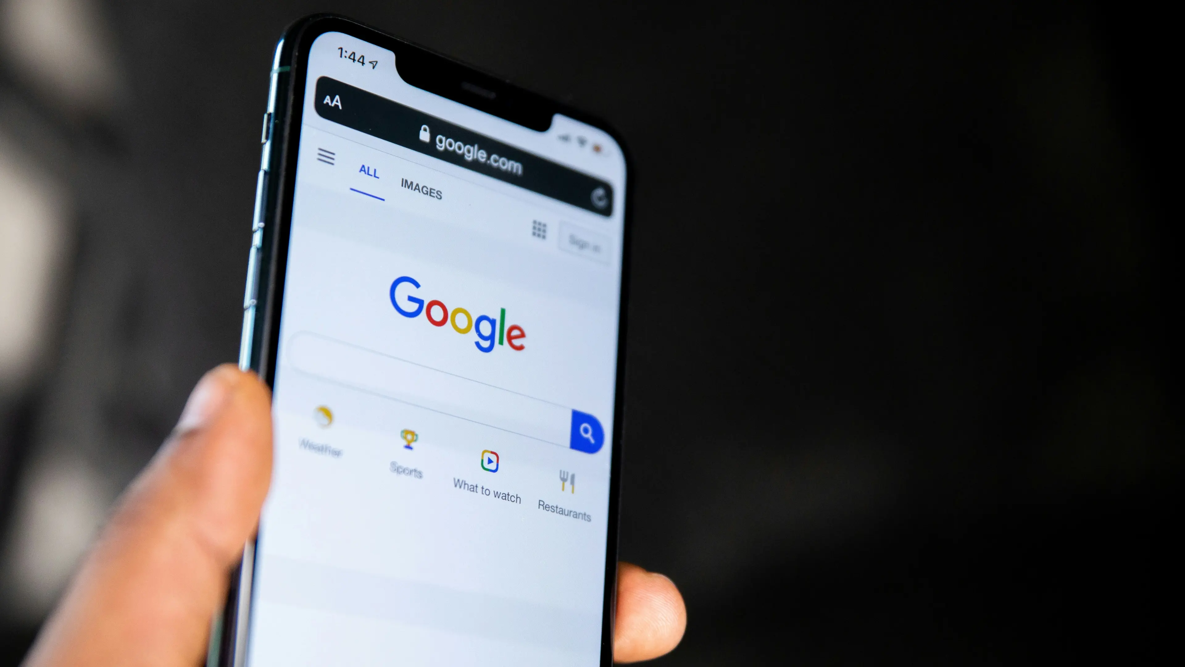 Wyszukiwarka Google na smartfonie symbolizująca działania SEO i SEM.